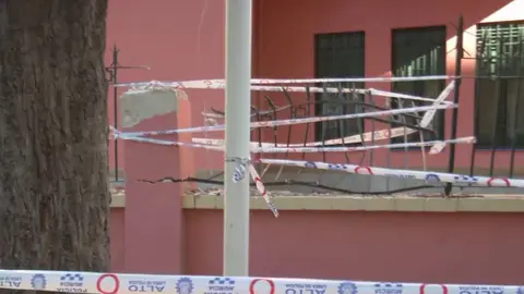 Uno de los da&ntilde;os provocado por el fuerte viento en Murcia (foto: La 7)