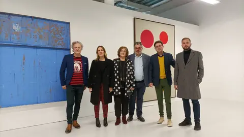 Los comisarios de la exposici&oacute;n, Nacho Ruiz y Carolina Parra; los propietarios de la Colecci&oacute;n Kells, Choli Fuentes y Juan Manuel Elizalde; el director general del ICA, Manuel Cebri&aacute;n, y el coordinador del Centro P&aacute;rraga, Sergio Porl&aacute;n, en la inauguraci&oacute;n de la muestra (foto: CARM)