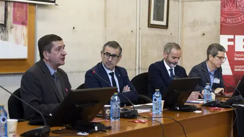 De izq. a der., el experto Walter Leal, el rector de la UMU, Jos&eacute; Luj&aacute;n, el decano de Econom&iacute;a Samuel J. Baixauli y el catedr&aacute;tico Salvador Ruiz de Maya