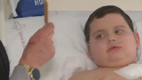 Juli&aacute;n, un ni&ntilde;o ingresado en la Arrixaca desde el pasado mes de agosto por culpa de un tumor (foto: La 7)