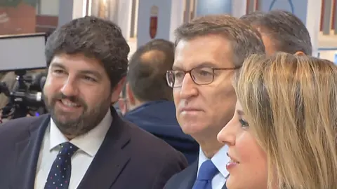 Fernando L&oacute;pez Miras, presidente de la Regi&oacute;n de Murcia; Alberto N&uacute;&ntilde;ez Feij&oacute;o, presidente del Partido Popular en Espa&ntilde;a; y Noelia Arroyo, alcaldesa de Cartagena (foto: La 7)