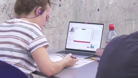 Adolescente estudiando (foto: La 7)