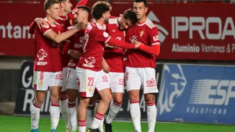 Los futbolistas del Real Murcia celebran uno de los goles marcados por Pedro Le&oacute;n (foto: La 7)