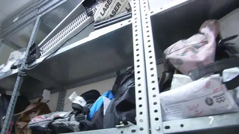 Objetos perdidos que son guardados en el almac&eacute;n que tiene disponible la Polic&iacute;a Local de Murcia (foto: La 7)