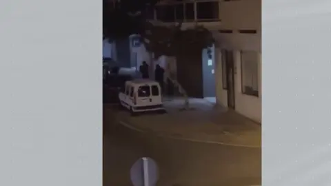 Imagen de los tres encapuchados saliendo de una panader&iacute;a de Tenerife (foto: La 7)