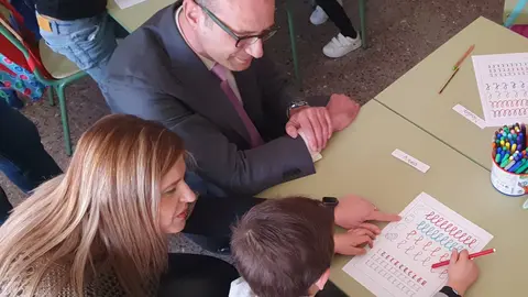El consejero de Educaci&oacute;n, Formaci&oacute;n Profesional y Empleo, V&iacute;ctor Mar&iacute;n, en su visita a la Escuela de Educaci&oacute;n Infantil La Naranja en Beniaj&aacute;n (foto: CARM)