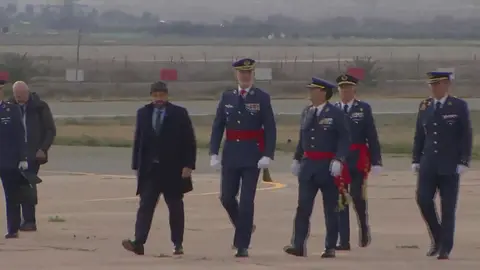 El rey Felipe VI llega al 75&ordm; aniversario de la Escuela Militar de Paracaidismo (foto: La 7)
