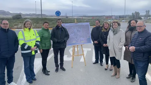 El consejero de Fomento e Infraestructuras, Jos&eacute; Ram&oacute;n D&iacute;ez de Revenga, y miembros de la corporaci&oacute;n municipal de Mazarr&oacute;n, durante la presentaci&oacute;n de los avances del proyecto de V&iacute;a de Alta Capacidad de la Bah&iacute;a de Mazarr&oacute;n (Foto: CARM)