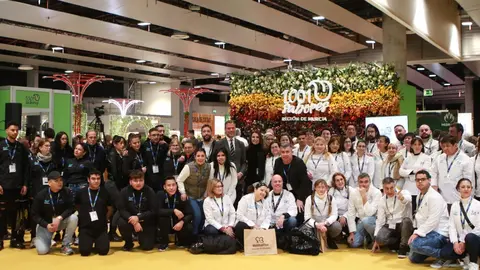 El consejero de Presidencia, Turismo, Cultura, Juventud, Deportes y Portavoc&iacute;a, Marcos Ortu&ntilde;o, junto con el director del Itrem, Juan Francisco Mart&iacute;nez, la directora del Centro de cualificaci&oacute;n Tur&iacute;stica, M&oacute;nica Mero&ntilde;o, y los alumnos y formadores del CCT que asisten a Madrid Fusi&oacute;n (foto: CARM)