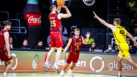 Jelinek intenta un triple durante el partido ante el Lenovo Tenerife