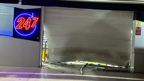 Imagen de la puerta del supermercado de la pedan&iacute;a murciana de El Raal, tras producirse un robo con alunizaje (foto: La 7)