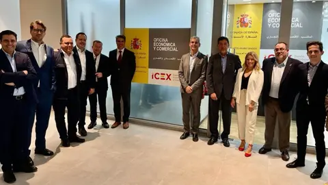 Imagen de una misi&oacute;n comercial de empresarios de la construcci&oacute;n a Emiratos &Aacute;rabes, acompa&ntilde;ados por la becaria de internacionalizaci&oacute;n del INFO Yuliana Perepichka (Foto: CARM)