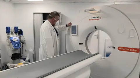 El nuevo TAC del hospital de Lorca es un equipo de &uacute;ltima generaci&oacute;n que ofrece mayor calidad de imagen y menor dosis de radiaci&oacute;n al paciente (Foto: CARM)
