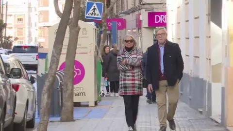 Varios viandantes pasean por las calles de Yecla en plena ola de fr&iacute;o (foto: La 7)