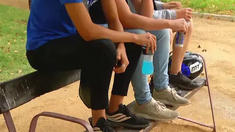 Un grupo de j&oacute;venes sentados en un banco (foto: La 7)