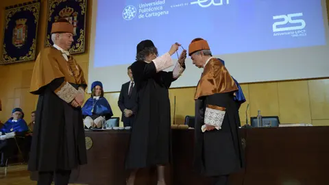 La rectora Beatriz Miguel inviste Doctor Honoris Causa a Rub&eacute;n Garc&iacute;a Servet en presencia del padrino, Antonio Viedma