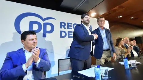 Archivo - El presidente de la Regi&oacute;n de Murcia, Fernando L&oacute;pez Miras y el presidente del PP, Alberto N&uacute;&ntilde;ez Feij&oacute;o, durante la Junta Directiva Regional del PP, en el Hotel Nelva, a 16 de septiembre de 2022 (Foto: Javier Carri&oacute;n - Europa Press - Archivo)