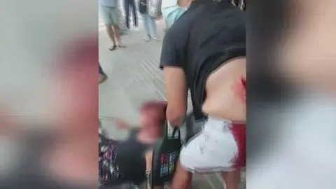 Im&aacute;genes del v&iacute;deo que se difundi&oacute; en 2021 de la agresi&oacute;n de la mujer condenada a m&aacute;s de 9 a&ntilde;os de prisi&oacute;n por clavar un cuchillo a una mujer en la cola de C&aacute;ritas (foto: La 7)