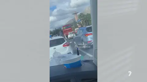Im&aacute;genes del atasco provocado ne una autov&iacute;a a la altura de Marbella (foto: La 7)