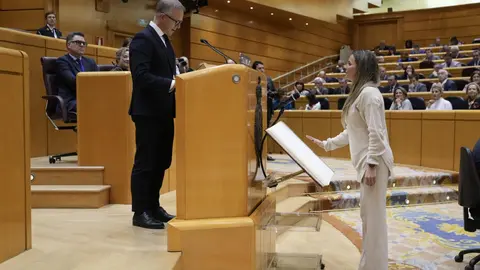 El presidente del Senado, Ander Gil, toma juramento a M&oacute;nica Azor&iacute;n (Foto: Senado)