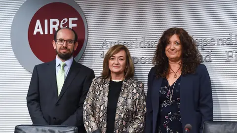 El director de la Divisi&oacute;n de An&aacute;lisis Presupuestario, Ignacio Fern&aacute;ndez-Huertas Moraga; la presidenta de la AIReF, Cristina Herrero, y la directora de la Divisi&oacute;n de An&aacute;lisis Econ&oacute;mico, Esther Gordo Mora, posan a su llegada a una rueda de prensa (Foto: Gustavo Valiente - Europa Press)