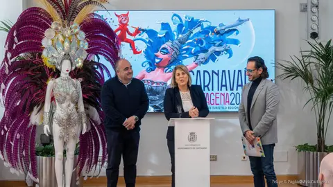 Noelia Arroyo, flanqueada por Juan Pedro Torralba (izq.) y Eduardo Pignatelli (der),en la presentaci&oacute;n del programa de Carnaval (Foto: Felipe G. Pag&aacute;n, Ayto. CT)