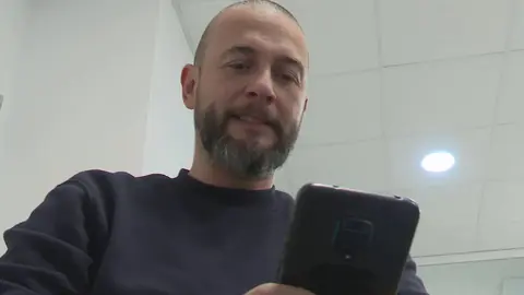 Un usuario usando una app de comparaci&oacute;n de precios en productos de consumo (foto: La 7)