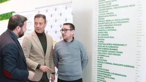 El consejero de Presidencia, Turismo, Cultura, Juventud, Deportes y Portavoc&iacute;a, Marcos Ortu&ntilde;o, junto con el programador de Silbato Producciones, Rafael G&oacute;mez-Vizca&iacute;no, y el responsable de Comunicaci&oacute;n y Relaciones Externas de Estrella de Levante, Yayo Delgado, en la presentaci&oacute;n de Microsonidos (foto: CARM)
