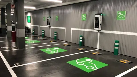 Puntos de recarga para veh&iacute;culos el&eacute;ctricos en una tienda de Mercadona (foto: Mercadona)