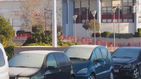 Las heladas provocan la aparici&oacute;n de hielo en los veh&iacute;culos estacionados en la calle (foto: La 7)