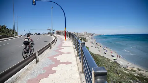 Una ciclista circula cerca de la Playa Gal&uacute;a, en la Manga del Mar Menor (foto: CARM)