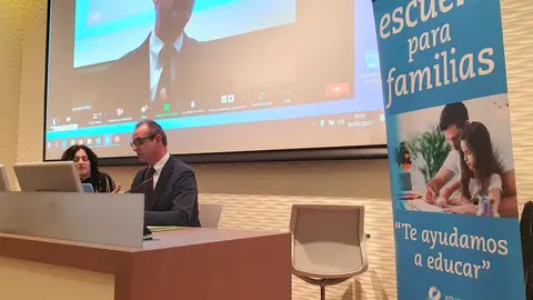 El consejero de Educaci&oacute;n, Formaci&oacute;n Profesional y Empleo, V&iacute;ctor Mar&iacute;n, durante su intervenci&oacute;n en la sesi&oacute;n de la 'Escuela para familias' (foto: CARM)