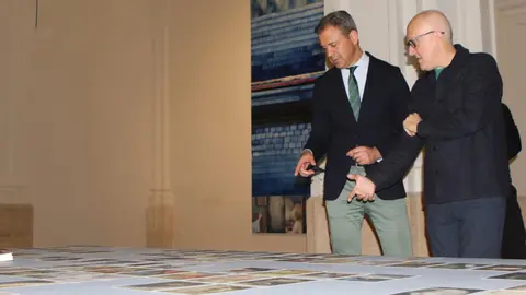 El consejero de Presidencia, Turismo, Cultura, Juventud, Deportes y Portavoc&iacute;a, Marcos Ortu&ntilde;o, y el artista Juan Usl&eacute;, observan algunas obras de la muestra (Foto: CARM)
