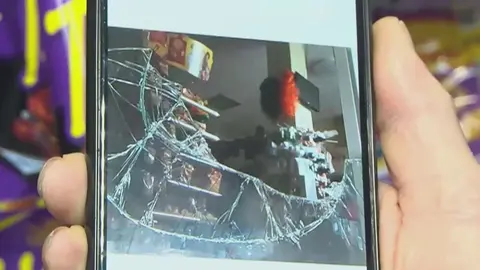 Desde el m&oacute;vil del due&ntilde;o de un comercio del barrio murciano de Santa Eulalia se puede apreciar algunos de los da&ntilde;os ocasionados por los ladrones (foto: La 7)
