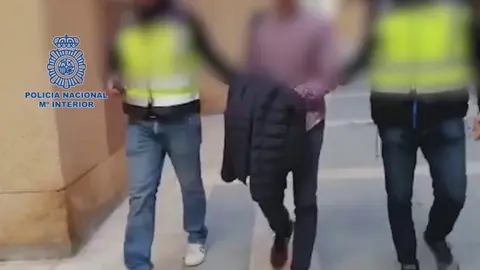 El detenido por pederastia en Estepona (M&aacute;laga) acompa&ntilde;ado de dos agentes de la Polic&iacute;a Nacional (foto: La 7)