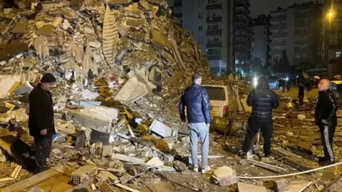 Decenas de muertos por un terremoto cerca de la frontera entre Turqu&iacute;a y Siria