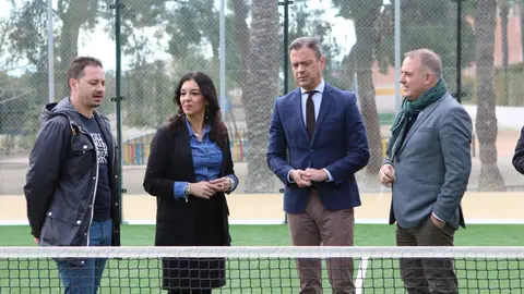 El consejero de Presidencia, Turismo, Cultura, Juventud, Deportes y Portavoc&iacute;a, Marcos Ortu&ntilde;o, y la alcaldesa de Alguazas, Silvia Ruiz Serna, junto con el director general de Administraci&oacute;n Local, Francisco Abril (1d), y el concejal de Urbanismo, Deportes, Agricultura y Agua, Industria y Vivienda, Juan Le&oacute;n Carrasco.