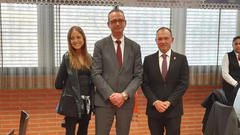 El consejero de Educaci&oacute;n, Formaci&oacute;n Profesional y Empleo, V&iacute;ctor Mar&iacute;n, junto al director del CIFP de Hosteler&iacute;a y Turismo de Cartagena, Antonio Mart&iacute;nez, durante la jornada gastron&oacute;mica realizada por los alumnos (foto: CARM(