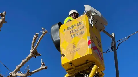 Imagen de la instalaci&oacute;n del nuevo alumbrado 'ecoeficiente' (foto: ayuntamiento de Murcia)