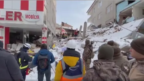 La desesperada b&uacute;squeda de Manuel Pardo y los Bomberos Sin Fronteras de supervivientes en Turqu&iacute;a