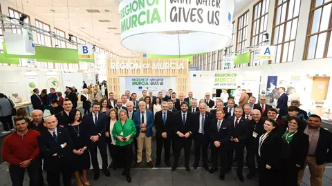 L&oacute;pez Miras, con la delegaci&oacute;n de la Regi&oacute;n de Murcia en Fruit Log&iacute;stica