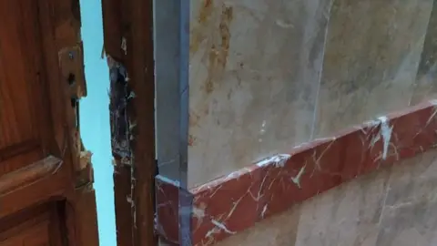 Imagen de la cerradura forzada en una de las iglesias donde se han producido robos (foto: Jenifer &Aacute;lvarez)