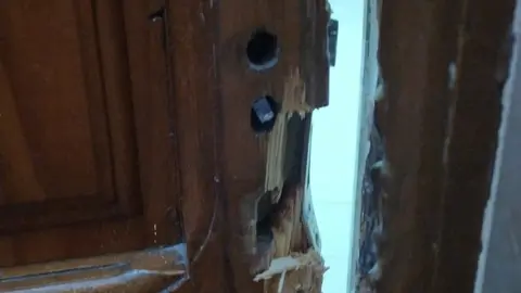 Imagen de la cerradura forzada en una de las iglesias donde se han producido robos (foto: Jenifer &Aacute;lvarez)