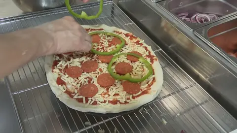 Un cocinero prepara una pizza (foto: La 7)