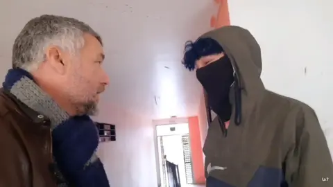 Alejo J. Lucas dialoga con uno de los 'okupas' de Fortuna