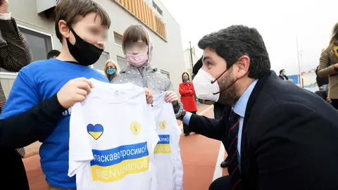 El presidente de la Comunidad, Fernando L&oacute;pez Miras, durante la visita que realiz&oacute; a un colegio de la Regi&oacute;n de Murcia que acoge a ni&ntilde;os ucranianos llegados a causa de la guerra (Foto: CARM)