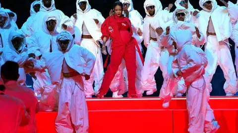 Rihanna, durante su actuaci&oacute;n en el descanso de la Superbowl