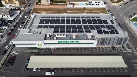 Tienda de Mercadona con placas solares