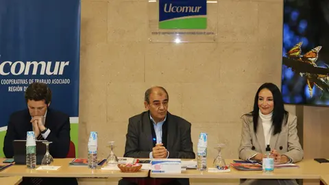 Juan Antonio Pedre&ntilde;o, presidente de Ucomur, flanqueado por la consejera Valle Migu&eacute;lez y el director general de Econom&iacute;a Social, Tono Pasqual del Riquelme