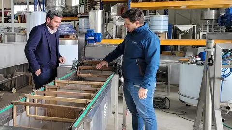 El consejero Antonio Luengo, durante su visita a la empresa Fam&iacute;n.